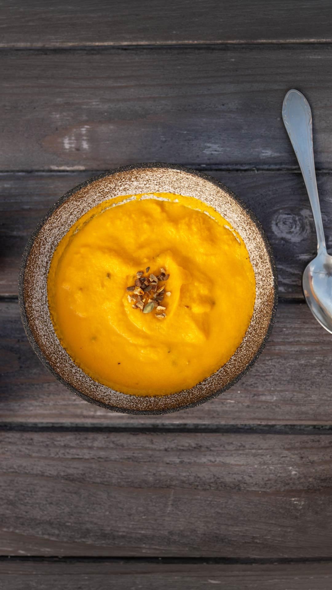 En skål med gulerodsuppe med ingefær – en mild og nærende ret, der kan være lettere at spise ved kvalme under kræftbehandling.