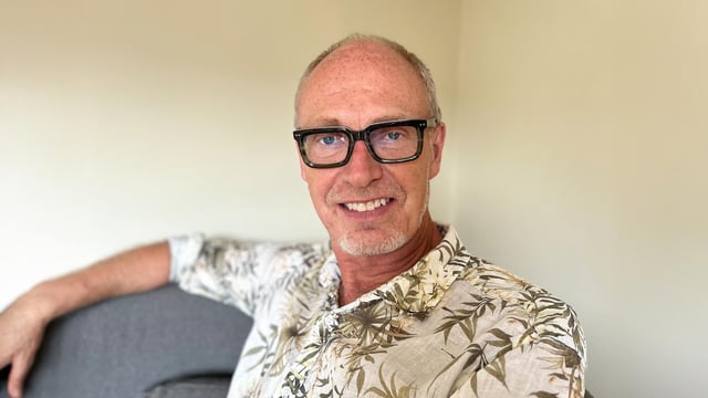 Portrætbillede af Preben Engelbrekt, der sidder i en stol og taler om afskedbreve til MBC-ramtes børn