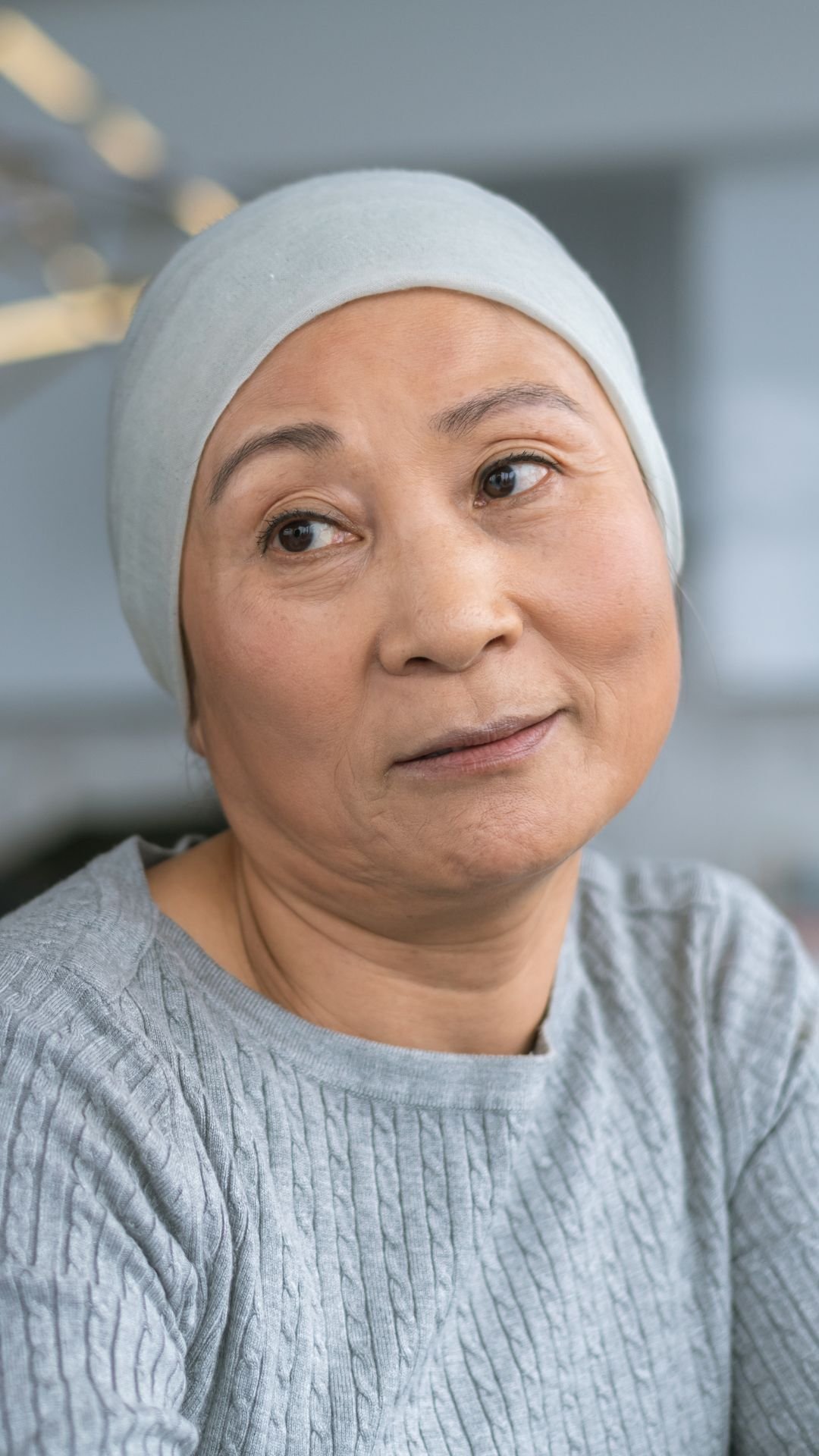 Kvinde med tørklæde om hovedet som følge af hårtab ved kræftbehandling.