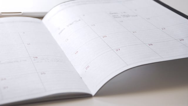 En kalender ligger foldet ud på et bord. Ugerne går, når Medicinrådet skal vurdere, om en ny medicin skal anvendes i Danmark. Illustrationsfoto