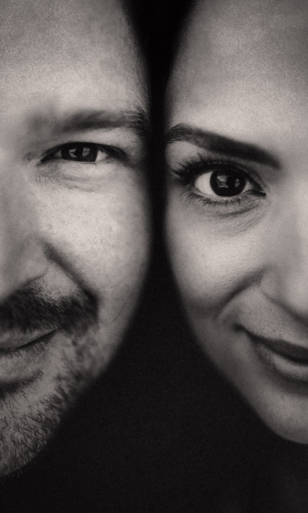 Nærbilde av øyepartiet til en mann og en kvinne som står tett inntil hverandre og ser inn i kamera. Illustrasjonsfoto.