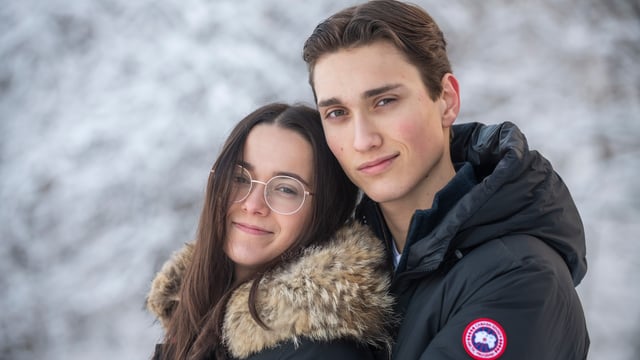 Marco holder om sin søster Nina. De kigger ind i kameraet og smiler. Billede