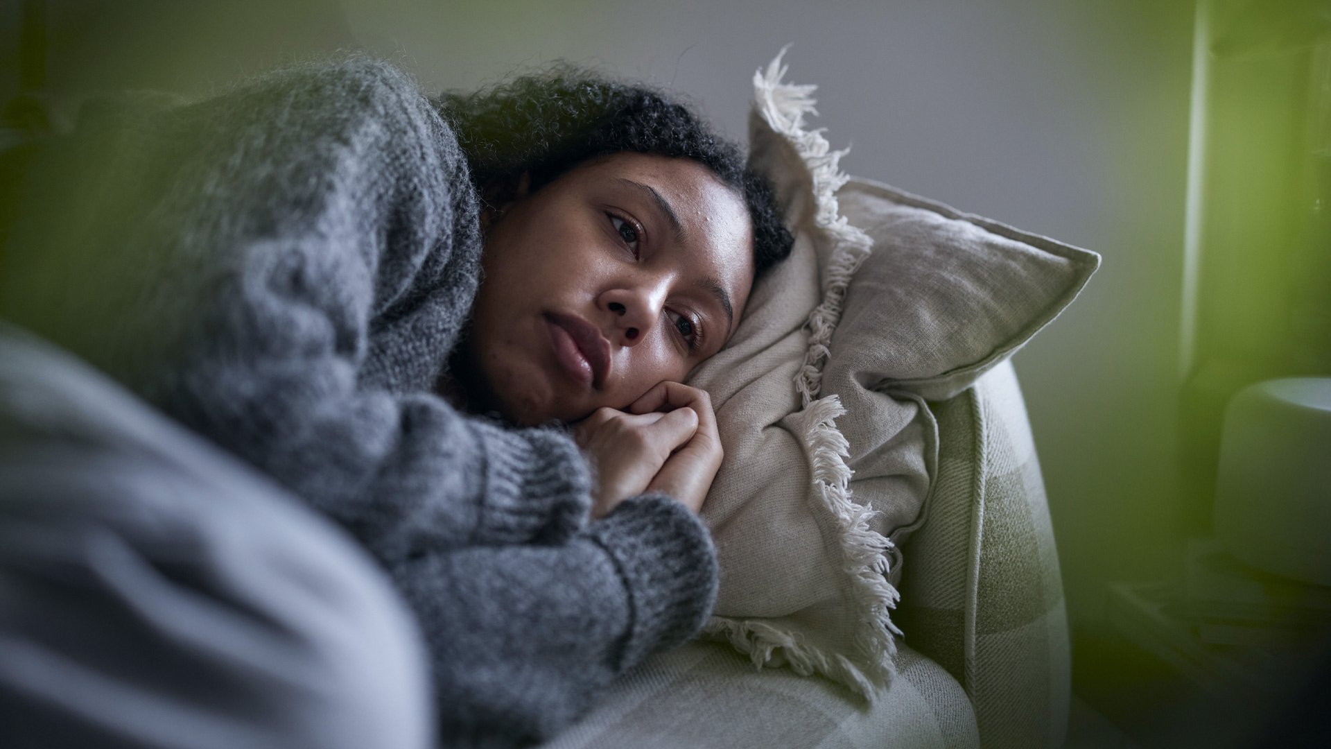 Ung kvinde med anden etnisk baggrund, der har metastatisk brystkræft, ligger på sofa. Illustrationsfoto