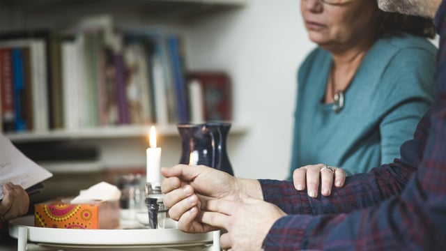 Støttegrupper for pårørende til kvinder med brystkræft med spredning. Et ældre par modtager rådgivning på et kontor. Illustrationsfoto