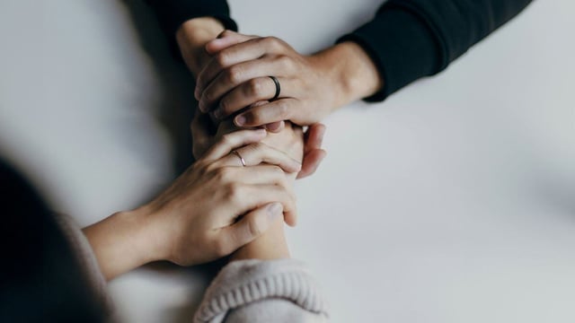 noen-a-snakke-med_in-text-1200